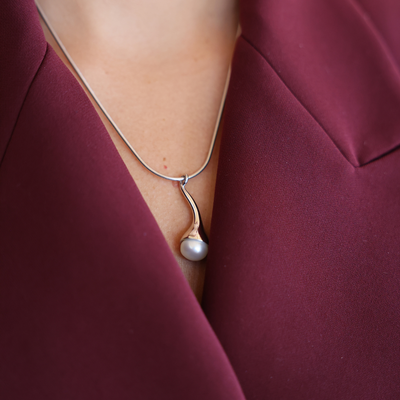 Bella silver necklace with large freshwater pearl