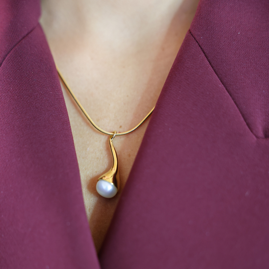 Bella 18k gold vermeil necklace with a cultured pearl pendant