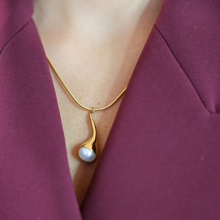 Bella 18k gold vermeil necklace with a cultured pearl pendant