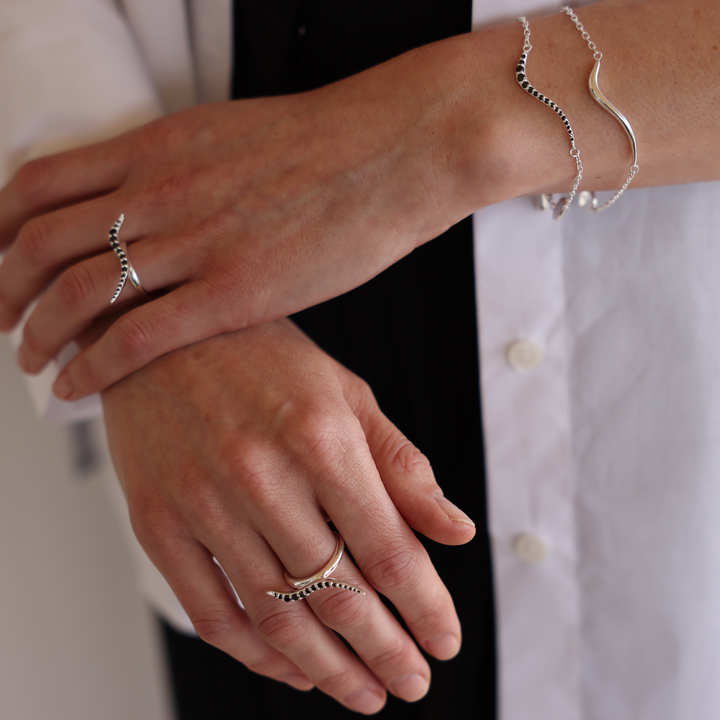Swirl silver ring with black onyx cz