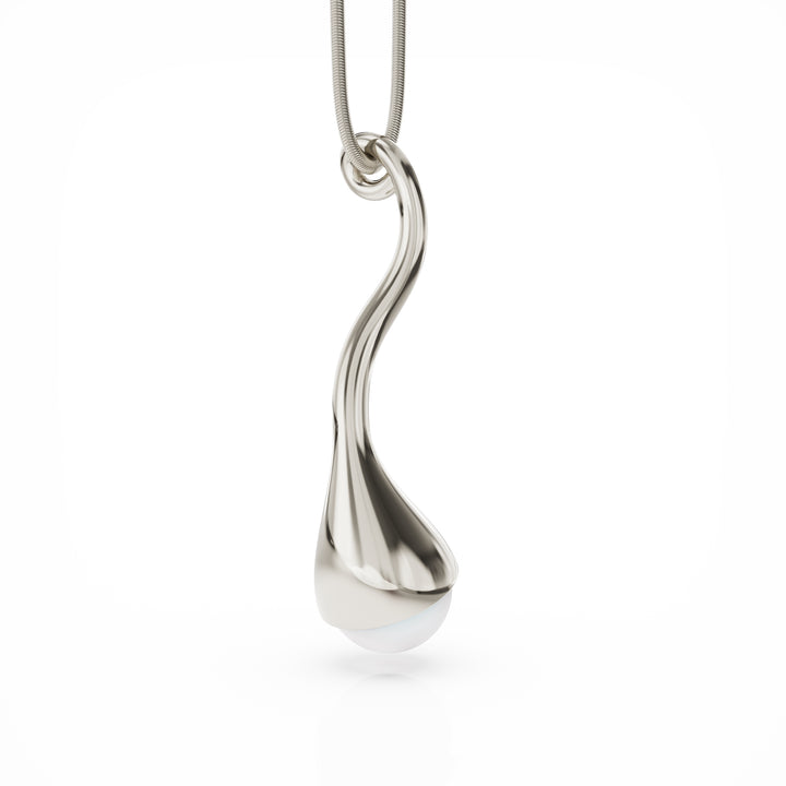 Bella silver necklace with a cultured pearl pendant